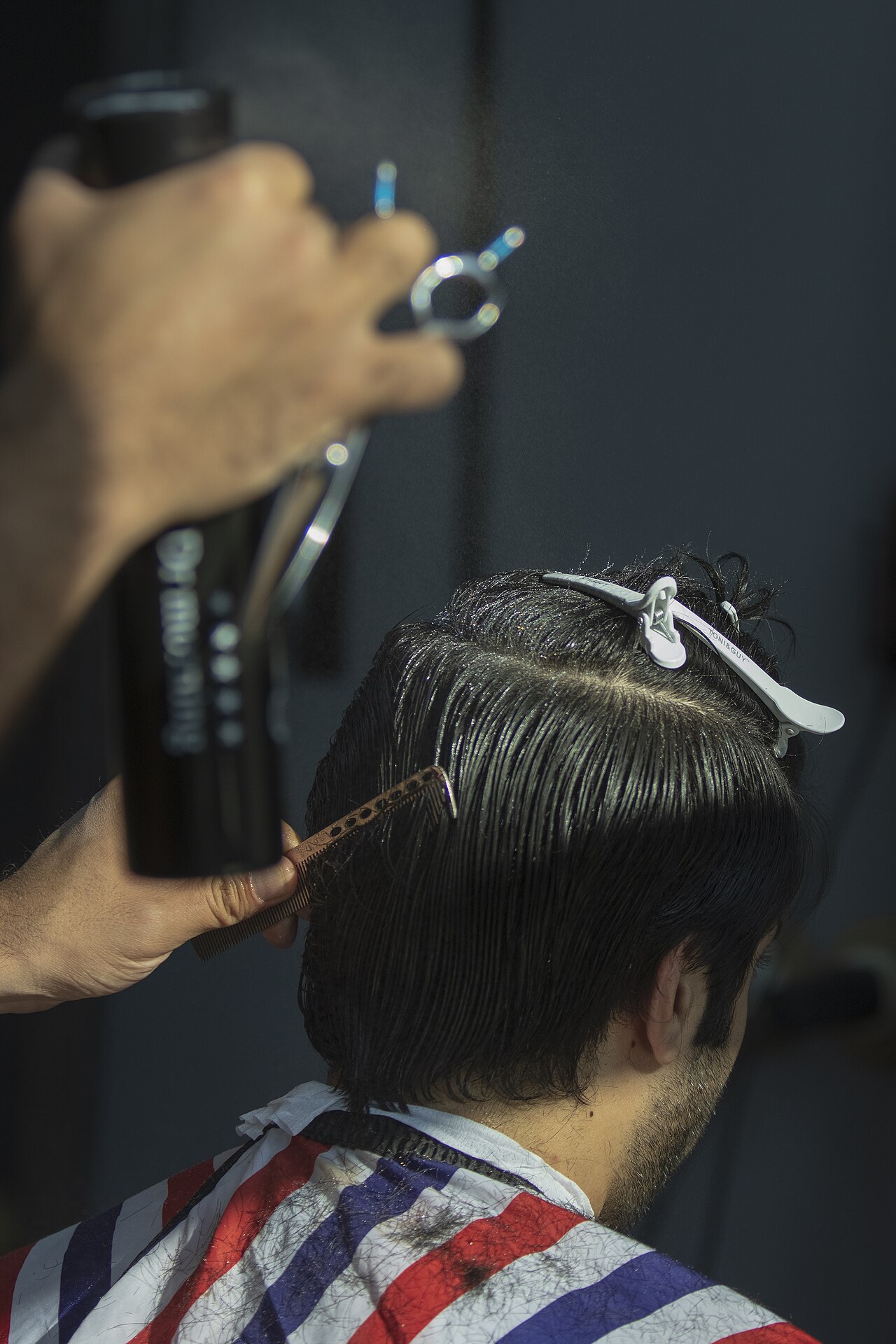Blondierung und Haarstruktur – Was steckt in Ihren Produkten?